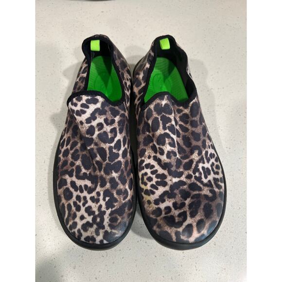 Oofos womens size 9 leopard print shoes - Picture 2 of 4